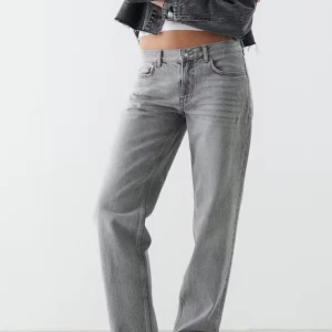 Grå raka jeans med låg midja från Gina  - Supersnygga gråa raka jeans från Gina som jag nu säljer då jag städar garderoben och de inte passar längre!
