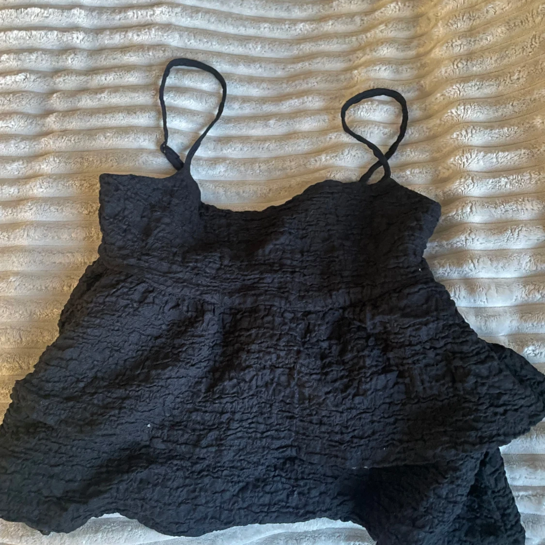 Svart volangig linnetopp - 1