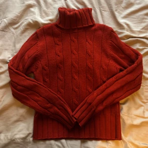 Röd polotröja från Marwin & Friends - Säljer en snygg röd polotröja från Marwin & Friends i storlek S. Perfekt till hösten 