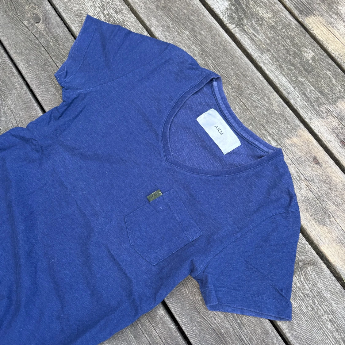 Blå t-shirt med v-ringning från AKM - 2