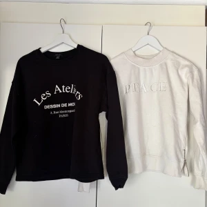 Svart och vit sweatshirt med tryck - Säljer två sweatshirts, en svart och en vit. Den svarta 75:-, är i mycket bra skick och använt fåtal gånger,  i storlek M men passar mig som vanligtvis är S, och den vita är i storlek S 50:-, men finns lite defekter i form av noppror.  Annars varsamt använda, köp en eller båda för 110:-