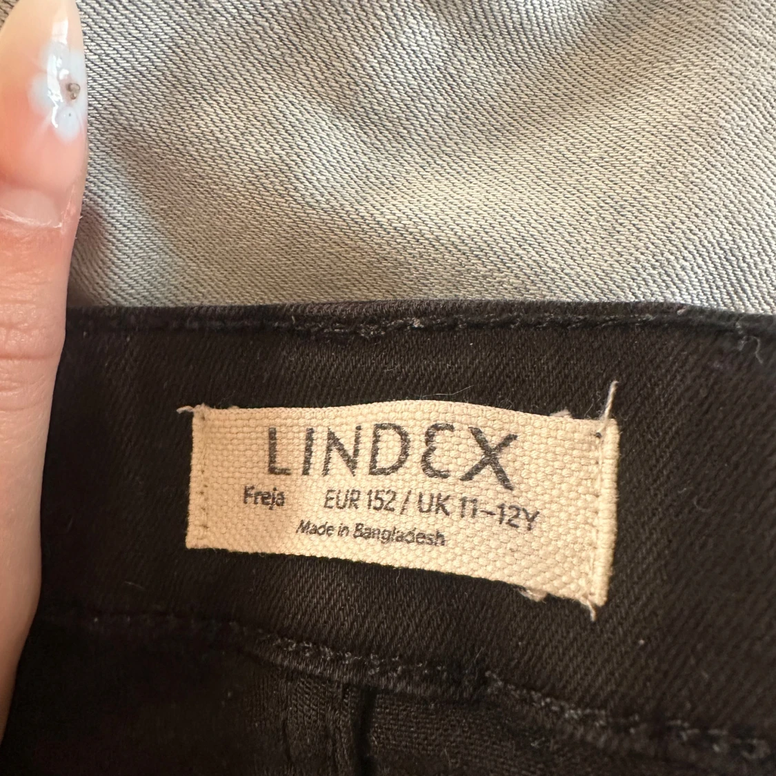 Svarta jeansshorts från Lindex - 2