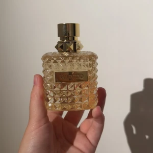 Valentino Donna Born In Roma The Gold - Parfym från Valentino, Denna parfymen är Limited edition, och den säljs inte längre, varpå priset! . Jag säljer denna parfym då jag aldrig använt den och mitt intresse för parfymer minskat. Parfymen har fortfarande sin fräscha doft av kokos, och är perfekt till en sommarsemester! Köpte parfymen från Valentino direkt, och har kvittot kvar ifall man vill se😊 köpt för 1800, kan tänka mig sälja för 1100 men är öppen för annat! Kontakta mig gärna ifall du har några frågor!🥰 