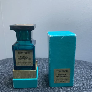 Tom Ford Neroli Portofino 50ml EdP 65 %  - Tom Ford Neroli Portofino Eau de Parfum 50 ml, ungefär 65% fylld, otroligt fräsch parfym, doftar precis som italiens kust, lådan är lite sådär tillstånd men flaskan är i perfekt skick, pris kan diskuteras, ny pris 2400 