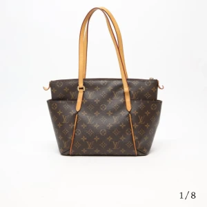 Louis Vuitton Totally PM Tote bag - Snygg axelväska från Louis Vuitton i klassiskt monogrammönster. Jag älskar den då den är cool men har en tidlös design och passar till allt! Höjd: 25cm Bredd: 30cm Djup: 12cm (ungefär). MacBook Air får plats! Kommer med kvitto💕