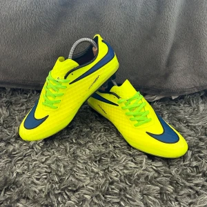 NIKE HYPERVENOM PHELON 2014 - NIKE HYPERVENOM PHELON 2014 | Mycket bra skick då de använts fåtal träningar | Det är storlek 42 och de är mycket eftertraktade då de inte säljs längre | Priset går att diskuteras