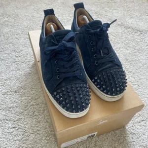 Christian Louboutin junior spikes  - As feta trendiga loubs med spikar , storlek 40,5 men passar 41/41,5! (Därför de står 41) mockan lite sliten men inget man tänker på, allt på bilderna ingår, fler bilder kan lösas , ingen spik är skadad, såklart äkta!!!!