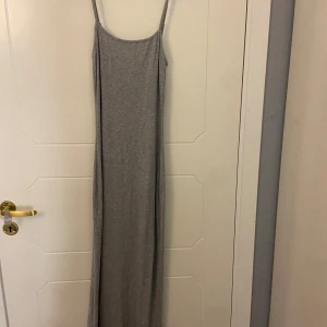 Grå långklänning  - Säljer min fina grå långklänning från H&M i S🩶