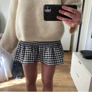 Svartvit rutig minikjol med volang - Supersöt rutig kjol från H&M, säljer för att jag inte har användning av den längre 💗