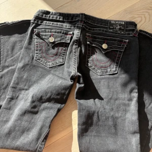 True Religion Jeans - Lågmidjade flare jeans från True Religion i modellen joey. Storlek 28, passar en vanlig s-m (36-38). För referens är jag 1,73 cm lång. Byxorna är i fint skick!🌟Innerbenslängden är 80 cm, midjemåttet 40 cm