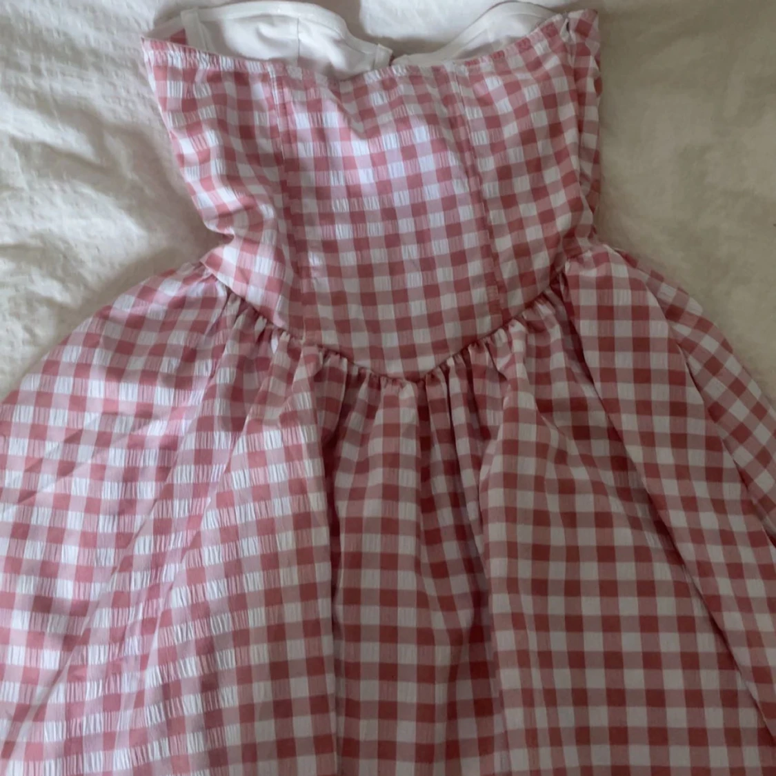 Rutig rosa kortklänning med snörning - 1