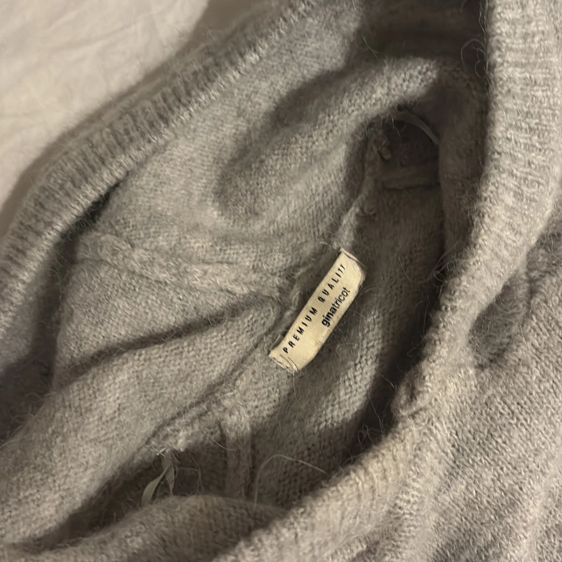 Grå stickad hoodie från Gina  - 2