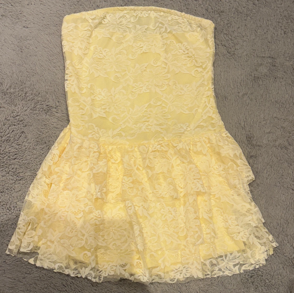 Ljusgul axelbandslös spetsklänning - 1