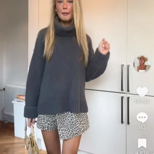 Mörkgrå stickad polotröja  - Säljer en mörkgrå stickad polotröja med bred ribbad kant vid ärmslut och nederkant. Tröjan har en hög och mysig polokrage, långärmad och loose passform som ger en chill vibe. Perfekt att styla med jeans eller shorts för en cool look. Storlek L men passar jätte bra till S eller M. Är själv storlek S.