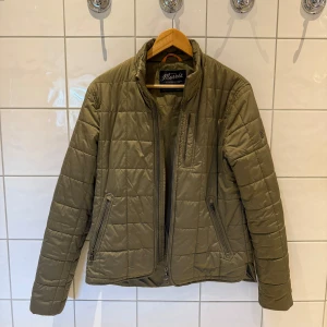 Morris dunjacka i storlek S - En dunjacka från Morris i storlek S. Jackan är i fint skick och har vårdats väl.   Nypris: 2800 kr Mitt pris: 600 kr