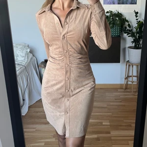 Suede klänning från Guess - Materialet är stretchigt, mycket fin beige/kamel färg. Storleken är M (jag bär vanligtvis S), figursydd. Mycket bra skick! Jag fraktar gärna - köparen står för frakten, annars hämtas klänningen upp i Tyresö/Globen 💞 