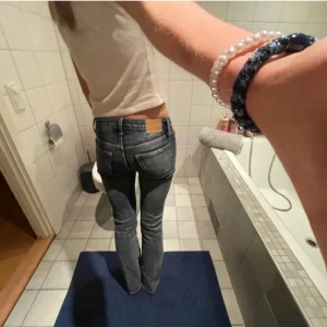 Blå jeans - Säljer ett par mörkblå jeans i bra skick. Köpta på WEEKDAY sen innan. Köpte dom på Plick men de passade inte💕 Lånade bilder från hon jag köpte dom av, skriv för mer bilder om ni vill!🌟 Storlek 25/32 innerbenslängd är ungefär 78/79!