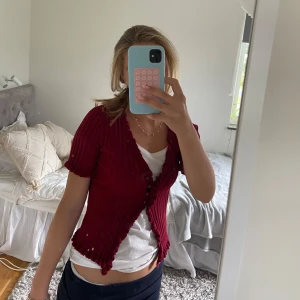 Röd kofta - Jättesöt röd kofta som jag inte har någon aning om vart den är ifrån. Passar mig som ofta har xs💗