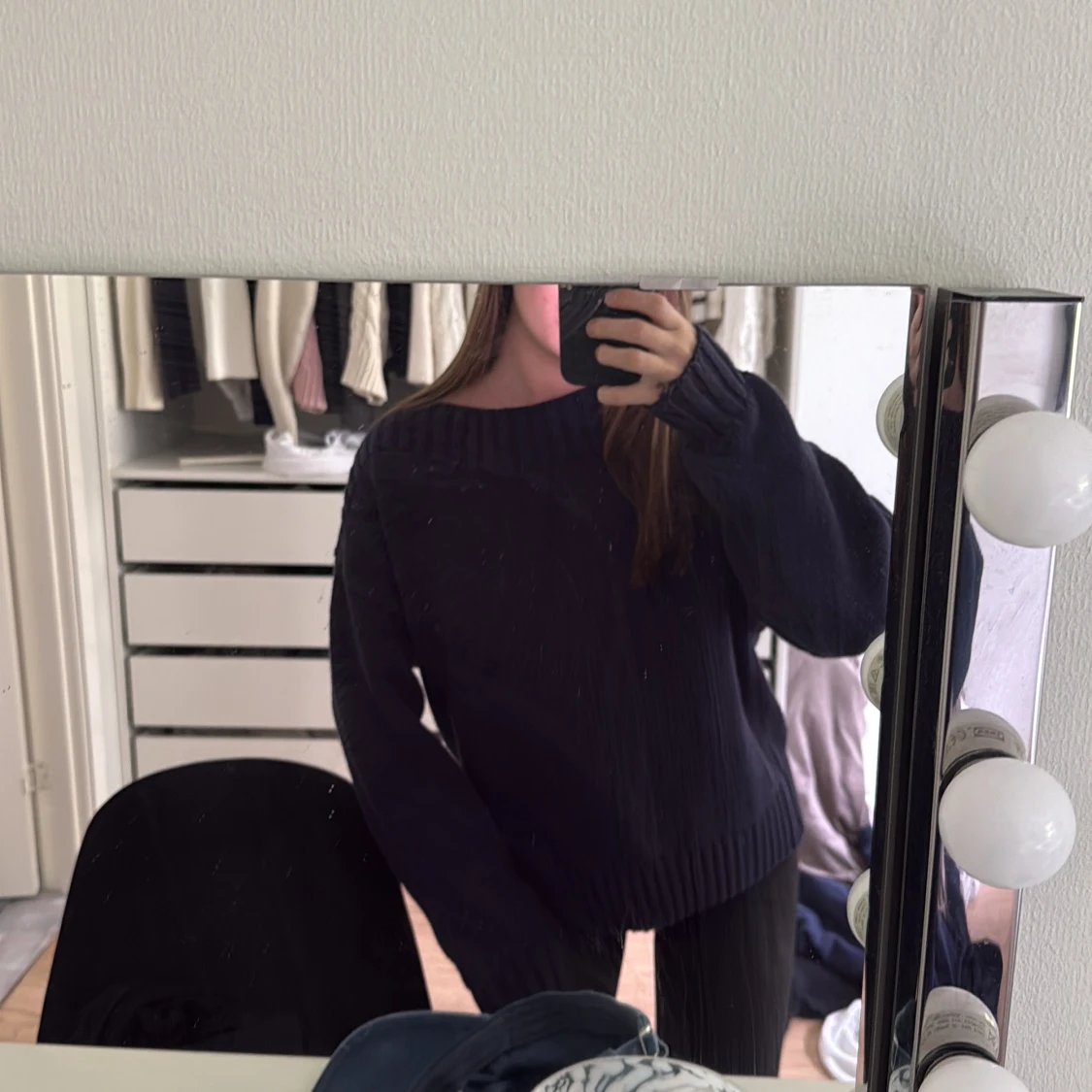 Mörkblå stickad tröja med bred krage - 1