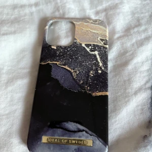 Mobilskal (iDeal of Sweden) - Snygg mobilväska från iDeal of Sweden med marmormönster i svart, guld och grå toner. Skalet är magnetiskt. Nypris 300kr. Går att prova prisförslag då jag vill få alla skal sålda pga ny telefon🤗 