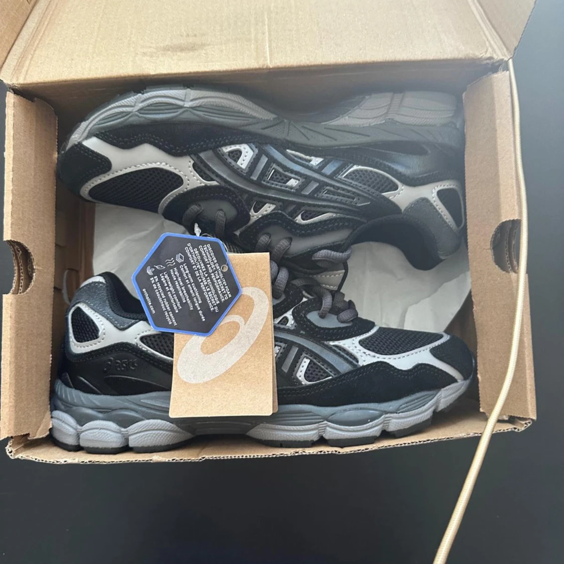 Svarta och grå ASICS sneakers - 1