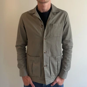 John Henric overshirt  - John Henric overshirt i storlek XS. Perfekt till hösten🍁Nyskick, inga skavanker. Färg olivgrön. Nypris 1499kr, köp för endast 499kr!