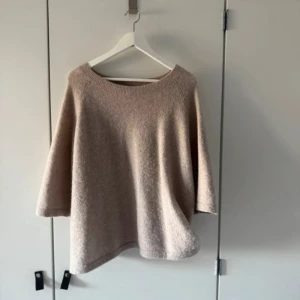 Beige stickad tröja från & Other Stories - Supermysig beige stickad tröja från & Other Stories. Storlek L