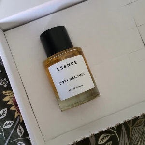 Essnce Dirty Dancing - Essnce original-doft. Knappt använd, har förvarats mörkt, skickas i originalkartong 🌸 pris kan diskuteras 🩷