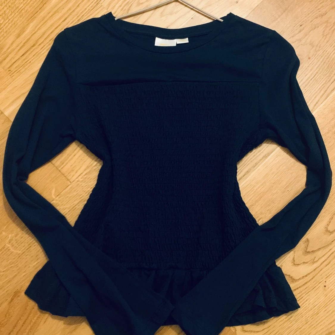 Mörkblå långärmad topp med volang - 2