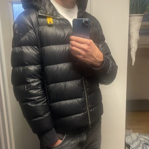 Svart dunjacka Parajumpers Sheen XL - Säljer en svart Parajumpers Sheen dunjacka i storlek XL. Köpt på Jhonells för 6500. Vid snabb affär kan priset gå ner!! 