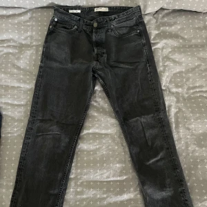 Jack and Jones jeans 30/32 - Jeans från Jack and Jones med något tajtare passform.