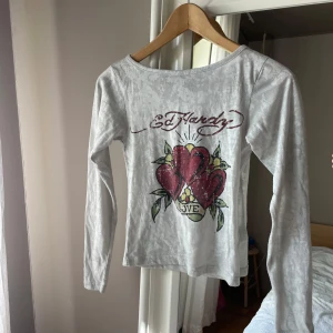 Långärmad tröja från ed Hardy  - Supersnygg långärmad tröja från ed Hardy som passar till flera stilar. Jätteskönt material och passar perfekt till både höst och sommar!💗 skriv för fler bilder, pris går att diskutera💗