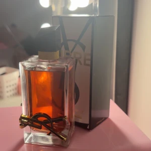 YSL Libre Intense Eau de Parfum - köpt på flygplatsen men passade inte riktigt mig priset går an sänkas vid snabb affär skickar bara med postnord 