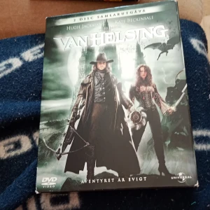 Van Helsing - En actionfylld berättelse med mystiska varelser, mörka slott och episka äventyr. Perfekt för dig som gillar fantasy, spänning och klassiska monster. 2-disc samlarutgåva – äventyret är evigt!