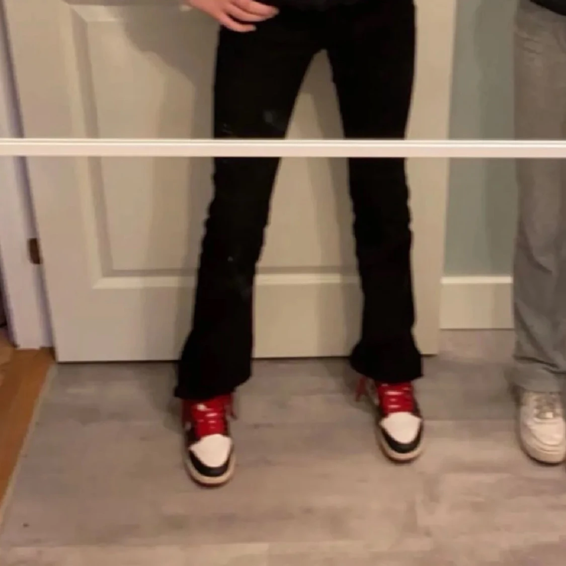 Nike Air Jordan 1 Mid svart/röd/vit - 1