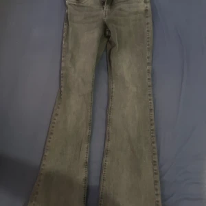 Grå bootcut jeans från Kappahl - Snygga grå jeans från Kappahl i strl 158. Mid waisted men passar low waist på mig. Bra/mycket bra skick. Pris kan diskuteras. Hör av er om ni vill ha mått på någonting eller vid andra frågor:)❤️