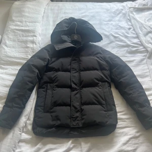 Canada goose Millan parka  - Köpt på Care of Carl , finns digitalt kvitto. Är inga skador på jackan!