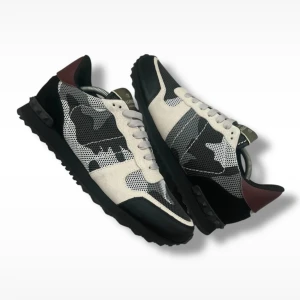 Valentino Rockrunner sneakers camo - Tja säljer ett par helt nya valentino rockrunners. Har ingen box men dustbag följer med. Skriv om det skulle vara något