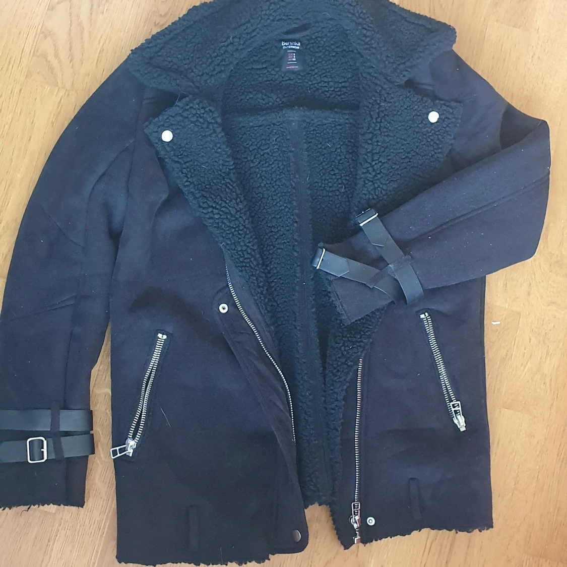 Svart teddyjacka från Bershka, S