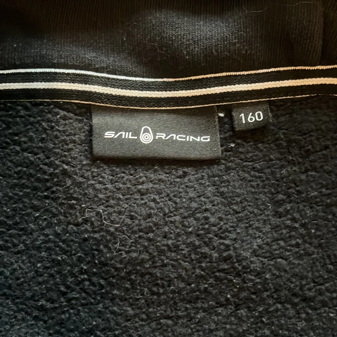 Svart hoodie från Sail Racing - 2
