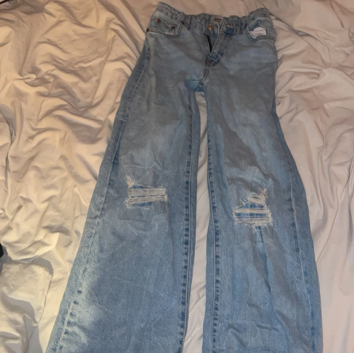 Ljusblå jeans med slitningar från 157