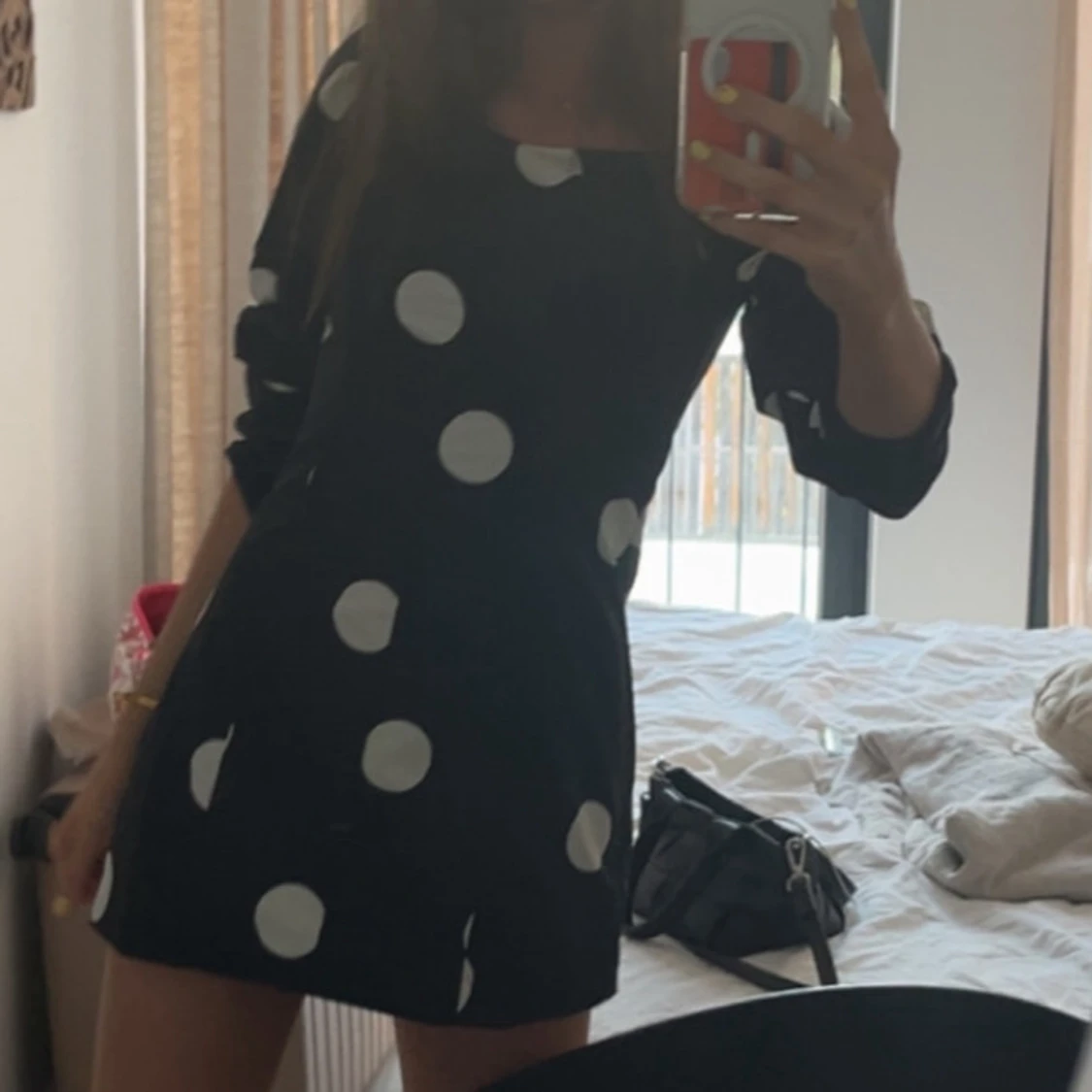 Svart prickig kortklänning