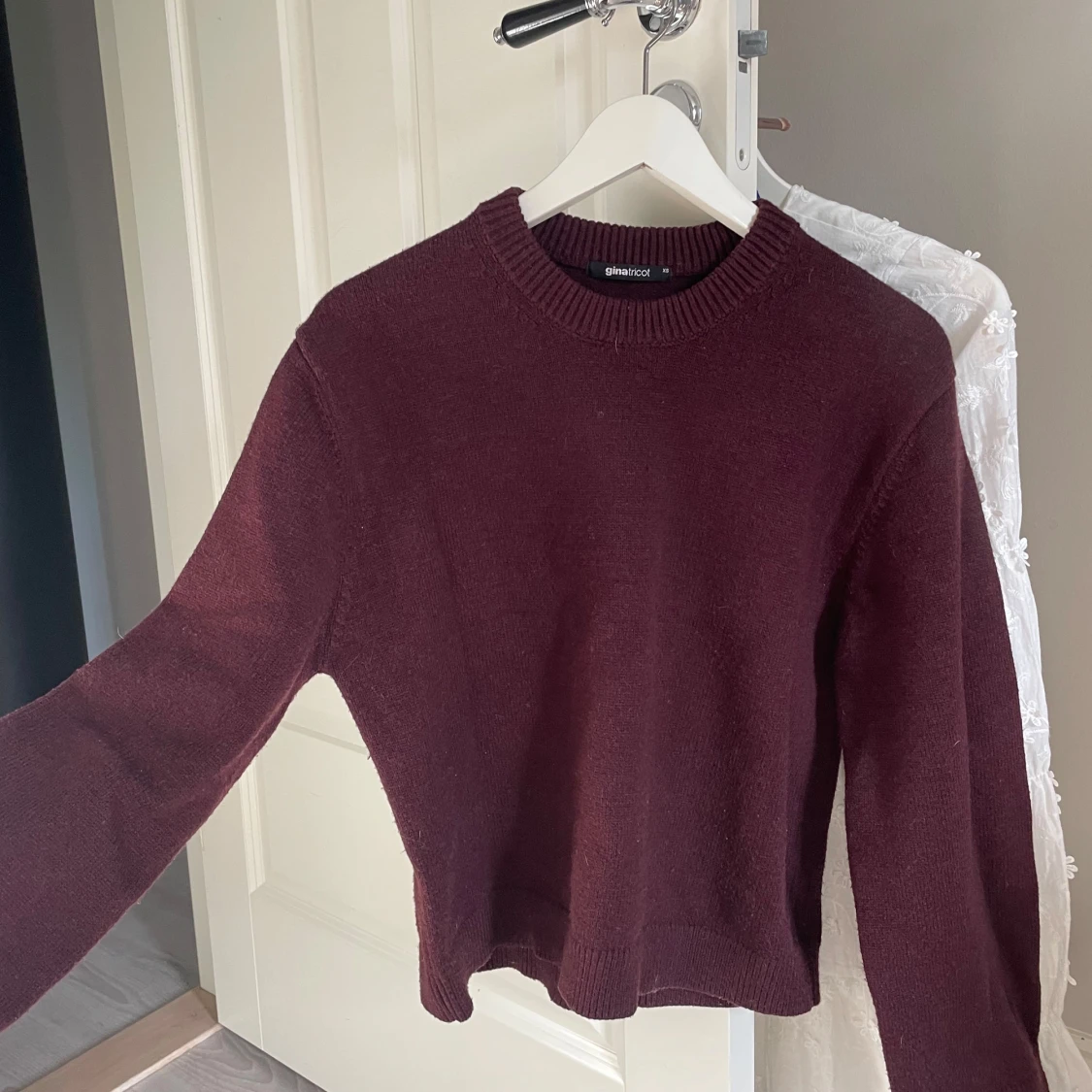 Vinröd stickad tröja Gina Tricot XS