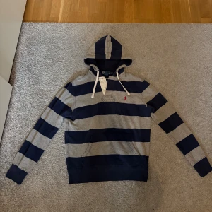 Randig hoodie från Polo Ralph Lauren - En skit snygg hoodie från Ralph lauren! Mycket bra skick! Storleken S!! Pris: 700!!( Ej hugget i sten!) hör av dig vid frågor och funderingar!