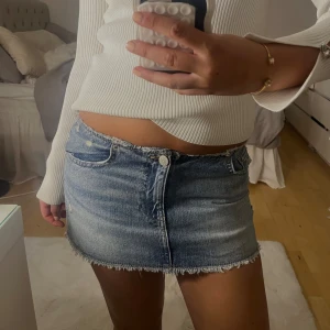 Lågmidjad jeanskjol blå - Säljer en söt lågmidjad kjol från pull&bear. I storlek S. Kommer tyvär inte till andväning så säljer vidare. 