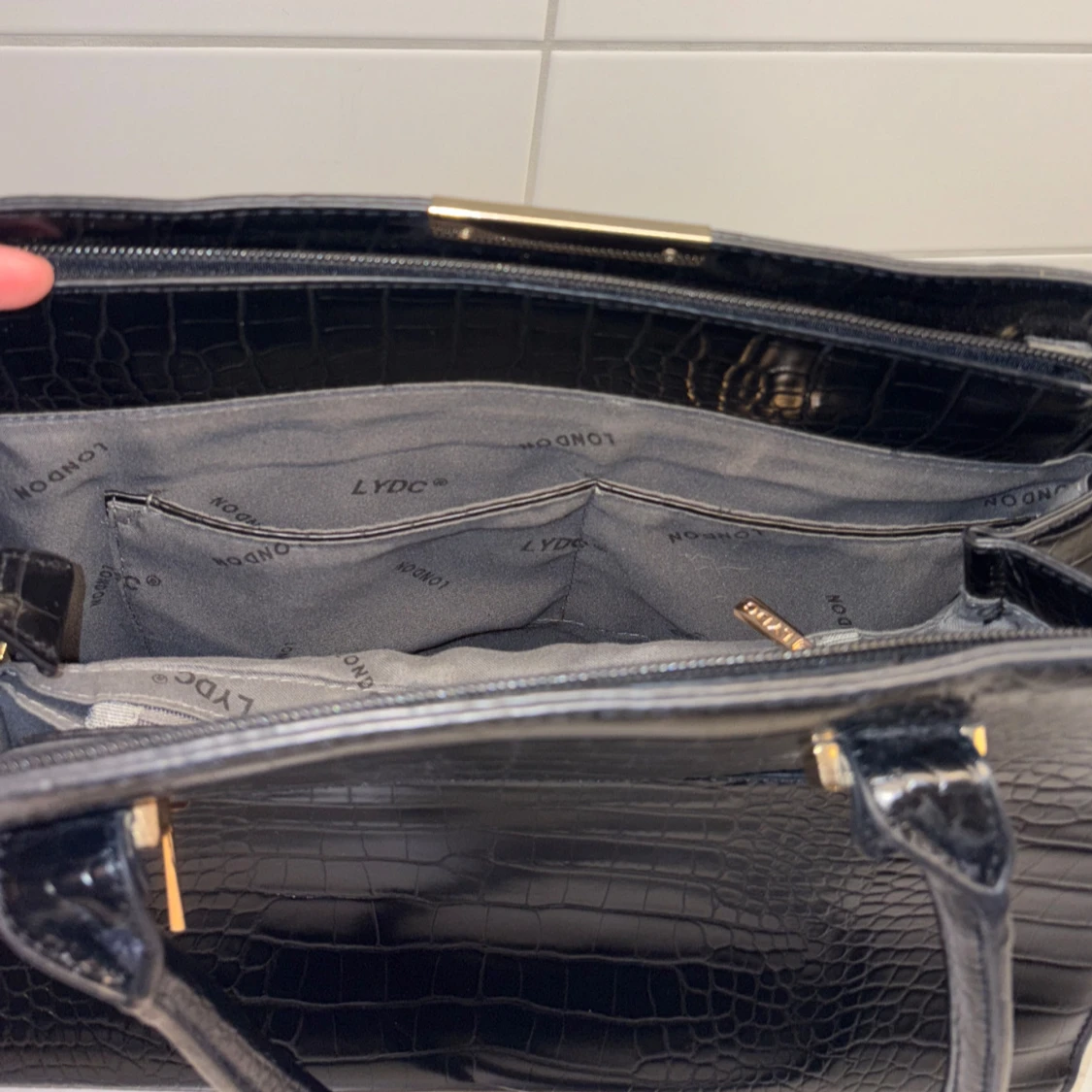 Svart handväska i croco-look från LYDC - 4