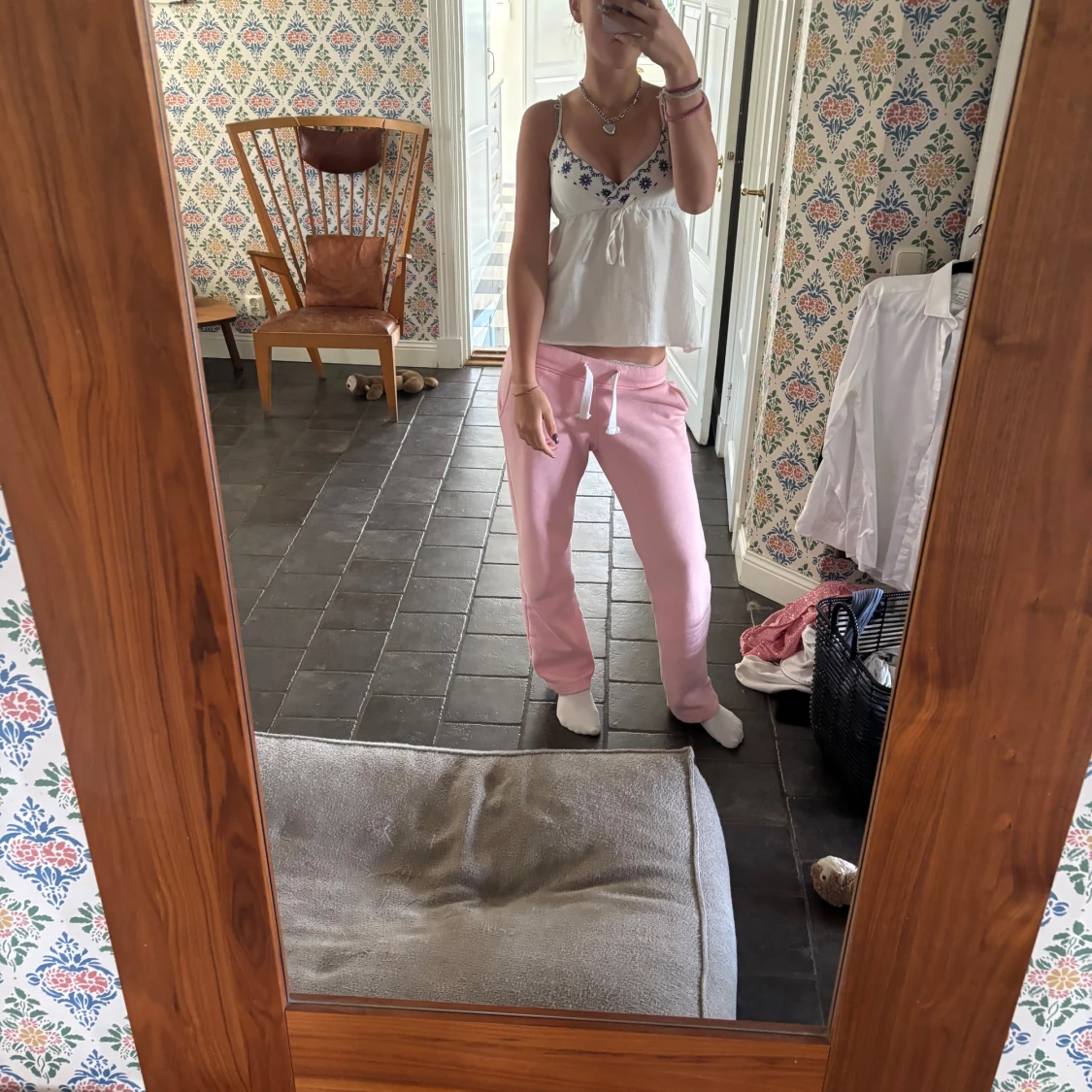 Vit linnetopp med blå broderi