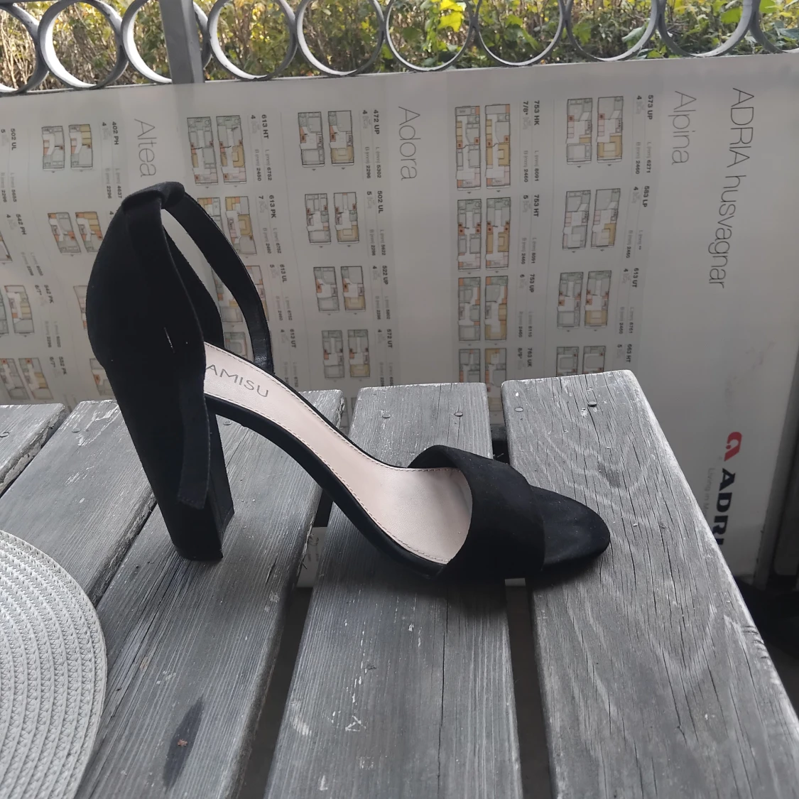 Svarta klackade sandaler från Amisu - 1