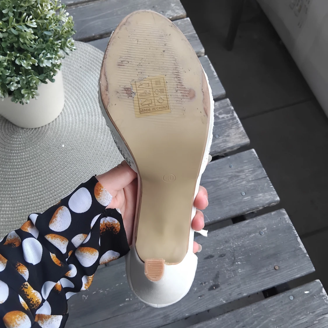 Vita spetsiga pumps med strassdetaljer - 2