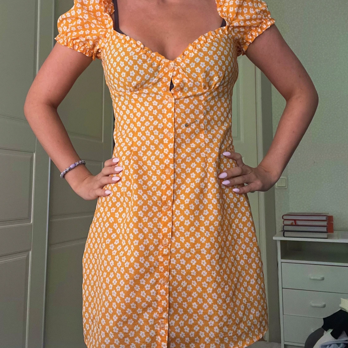 Gul blommig kortklänning med puffärm